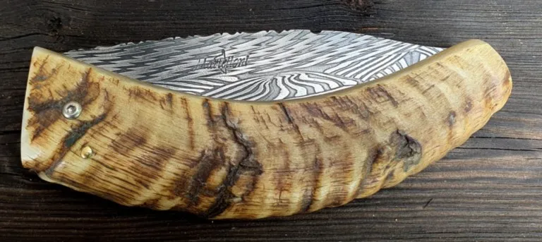 Couteau corse Martelloni lame damas Couteau corse Martelloni lame damas mosaîque