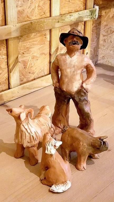 Statuette argile personnage chien chêvre cochon