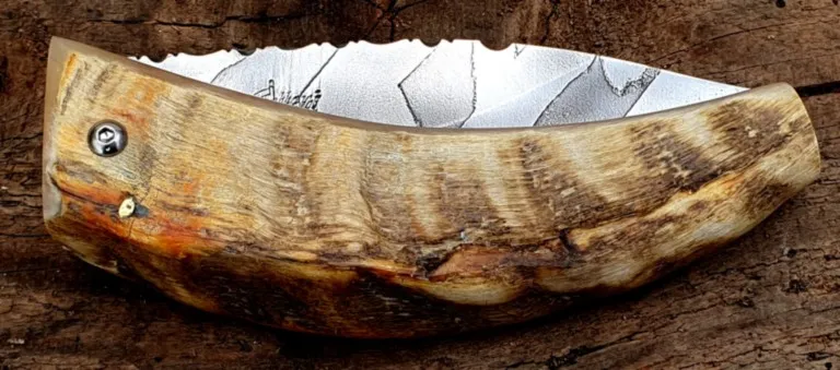 Couteau Corse Martelloni Lame damas, acier et cuivre Couteau Corse Martelloni Lame damas, acier et cuivre