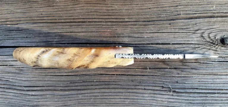 Couteau corse martelloni lame damas plume