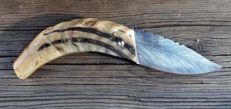 Couteau corse martelloni lame damas plume