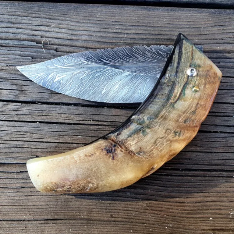 Couteau corse martelloni lame damas plume