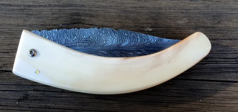 Couteau corse martelloni manche en défense de phacochère lame damas plume