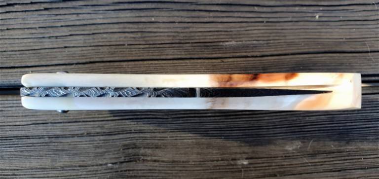 Couteau corse martelloni manche en défense de phacochère lame damas plume Couteau corse martelloni manche en défense de phacochère lame damas plume