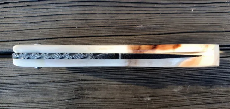 Couteau corse martelloni manche en défense de phacochère lame damas plume