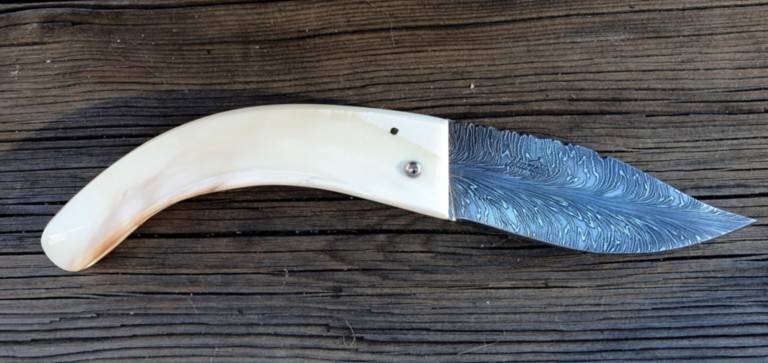 Couteau corse martelloni manche en défense de phacochère lame damas plume Couteau corse martelloni manche en défense de phacochère lame damas plume