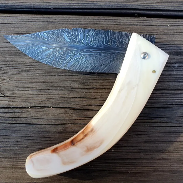 Couteau corse martelloni manche en défense de phacochère lame damas plume