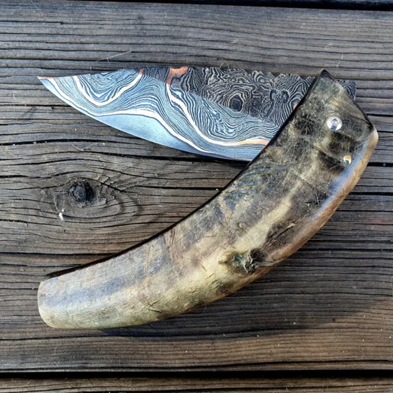 Couteau corse martelloni lame damas cuivre Couteau corse martelloni lame damas cuivre