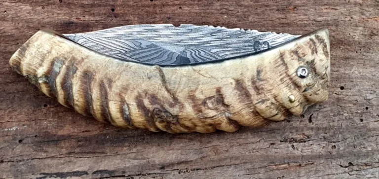 Couteau corse Martelloni lame damas Couteau corse Martelloni lame damas mosaîque