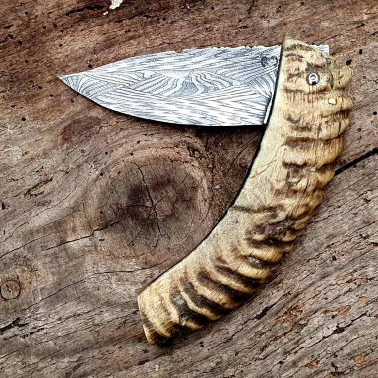 Couteau corse Martelloni lame damas Couteau corse Martelloni lame damas mosaîque